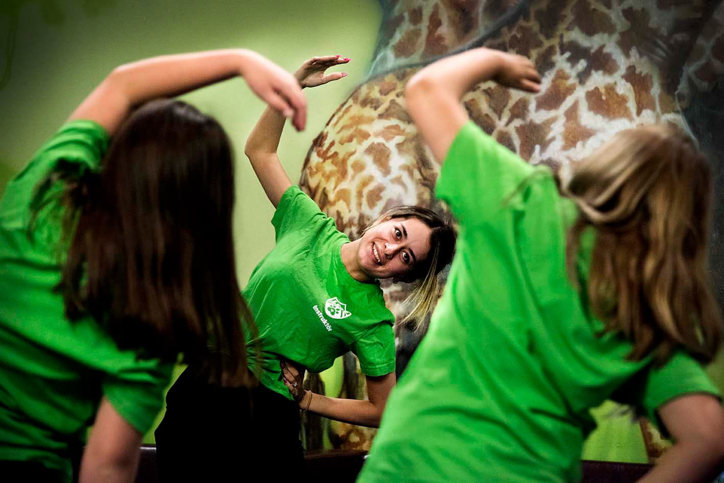 Der Sport Club-Trainer leitet die Kinder an