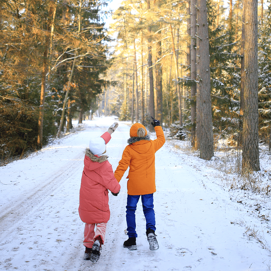 Kinder erkunden die Natur im Winter.
